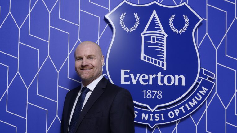 Sean Dyche next to a photo of the Everton crest