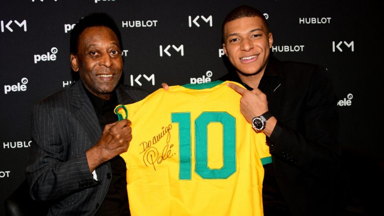 Pele signs a No 10 Brazil shirt for Kylian Mbappe during a meeting in 2019