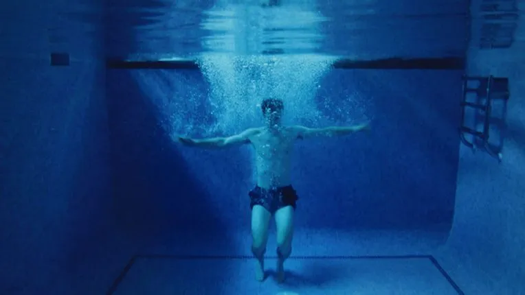 Andy Murray underwater recovering from injury 
