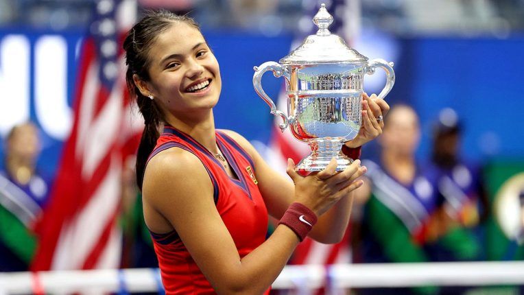 Emma Raducanu lifts the US Open championship trophy in September 2021